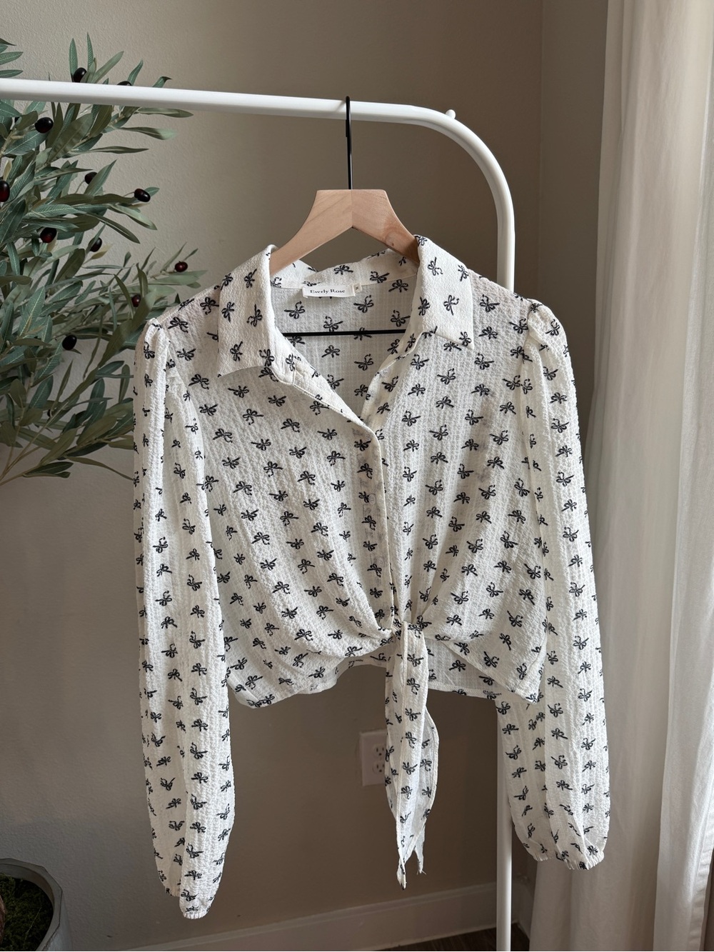 Everly Rose Tied Front Cropped Bow Button-Up Top - Cream/Black size M